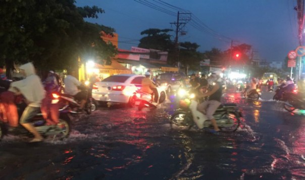TIN SÀI GÒN: Mưa lớn kéo dài, đường phố chìm trong biển nước
