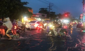 TIN SÀI GÒN: Mưa lớn kéo dài, đường phố chìm trong biển nước