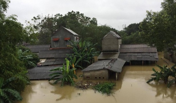 Mưa lũ ở Thừa Thiên - Huế khiến ít nhất 2 người chết và mất tích, hơn 7.000 ngôi nhà bị ngập, nhiều địa phương bị chìm trong biển nước.