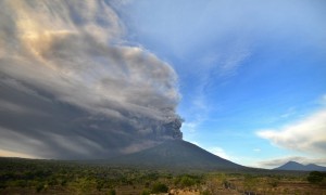 CHÚ Ý: Đại sứ quán Việt Nam tại Indonesia hướng dẫn cách sơ tán khỏi núi lửa khổng lồ Agung