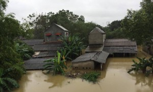 Mưa lũ ở Thừa Thiên - Huế khiến ít nhất 2 người chết và mất tích, hơn 7.000 ngôi nhà bị ngập, nhiều địa phương bị chìm trong biển nước.