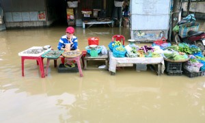 LŨ VỀ ĐỘT NGỘT, DÂN NHA TRANG KHÔNG KỊP TRỞ TAY