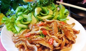 MÓN NGON: TAI HEO OM NƯỚC MẮM DỪA