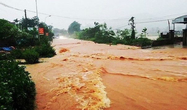 TỈNH NGHỆ AN: LŨ QUÉT GÂY SẠT LỞ, NHIỀU ĐỊA PHƯƠNG BỊ CHIA CẮT