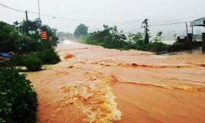 TỈNH NGHỆ AN: LŨ QUÉT GÂY SẠT LỞ, NHIỀU ĐỊA PHƯƠNG BỊ CHIA CẮT