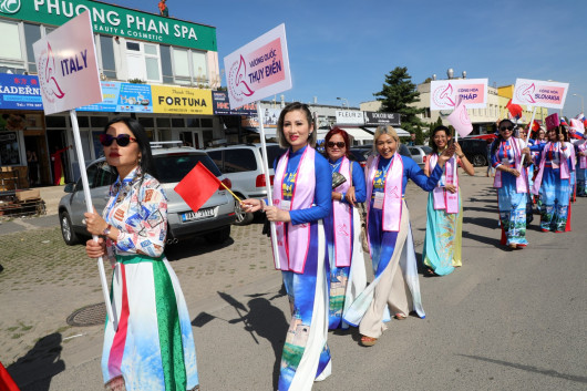 Diễu hành: Đại Hội thành lập Liên Hiệp Hội phụ nữ Việt Nam Châu Âu