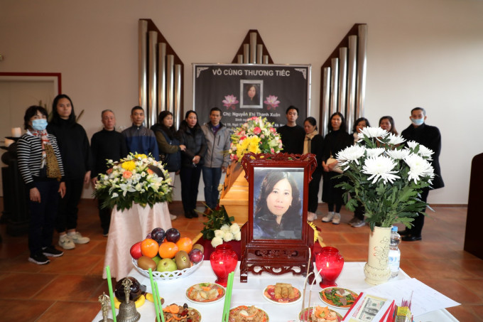 Lời cảm tạ của gia đình ở VN sau tang lễ bà Nguyễn Thị Thanh Xuân hôm nay, 5.11.2023 tại Berlin