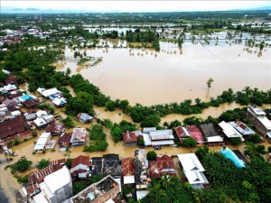 Trên 4.000 người dân Indonesia bị cô lập do mưa lũ