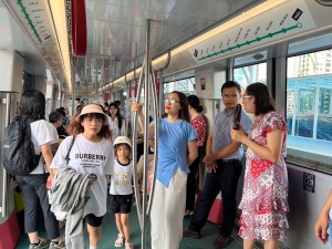 Tàu điện metro tuyến Nhổn - ga Hà Nội thu hút khách trải nghiệm