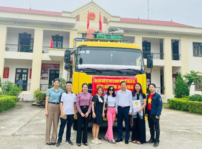 Kiều bào đến với bà con vùng lũ Phú Thọ và Tuyên Quang