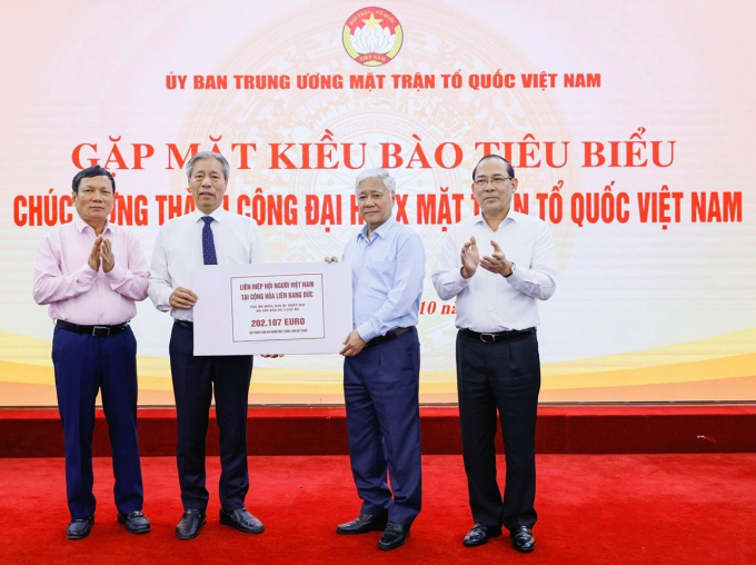 Vinh quang và trọng trách: Mỗi kiều bào tiêu biểu khi là Ủy viên UBTƯ MTTQ Việt Nam mang theo vinh dự và trách nhiệm để góp sức xây dựng quê hương