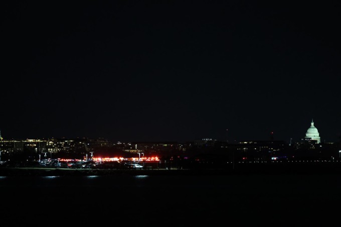 Trực thăng quân đội Mỹ va chạm với máy bay chở khách gây thương vong