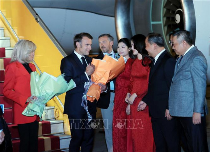 Tổng thống Pháp Emmanuel Macron và Phu nhân đến Hà Nội, bắt đầu thăm cấp Nhà nước tới Việt Nam