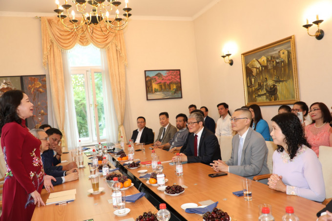 Phó Chủ tịch nước Võ Thị Ánh Xuân gặp gỡ cộng đồng người Việt tại CHLB Đức và mừng khai trương Gấu Việt-Đức