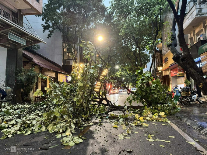 TIN QUÊ HƯƠNG: Giông gió quật ngã nhiều người đi đường ở Hà Nội