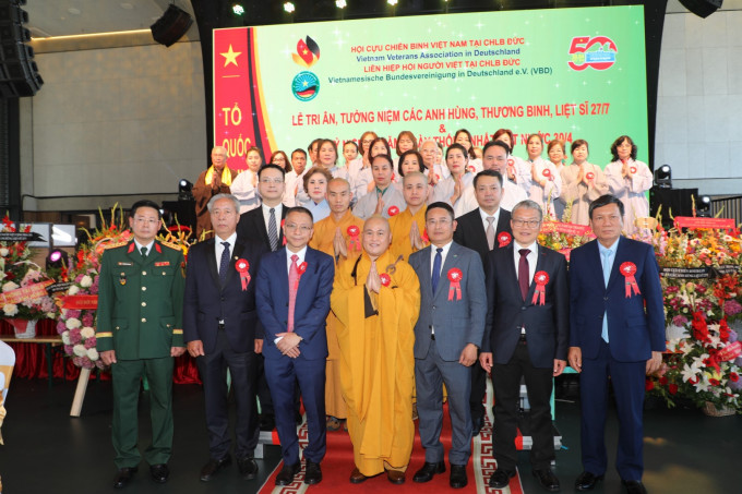 KIỀU BÀO XÚC ĐỘNG TRONG LỄ KỶ NIỆM NGÀY TB LIỆT SĨ 27.7 TẠI CHLB ĐỨC