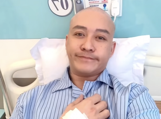 Ca sĩ Tuấn Hưng cười tươi sau ca phẫu thuật, thông báo tạm dừng ca hát