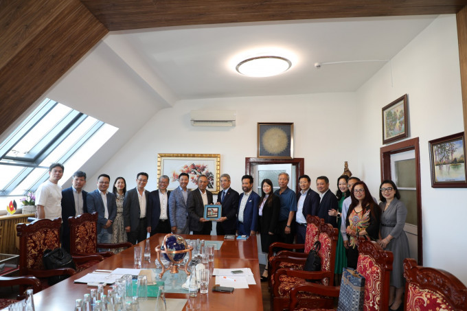 Liên hiệp Hội người Việt tại CHLB Đức trang trọng đón tiếp Ngài Đại sứ tiến cử Nguyễn Đắc Thành