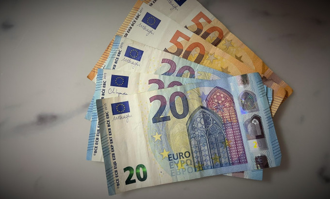 TIN S.ỐC BERLIN: Người phụ nữ có biểu hiện tâm thần chia tiền mặt cho mọi người