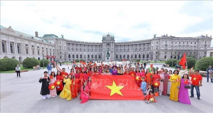'Việt phục bộ hành' - hình ảnh Việt Nam đoàn kết, thân thiện giữa lòng châu Âu