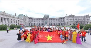 'Việt phục bộ hành' - hình ảnh Việt Nam đoàn kết, thân thiện giữa lòng châu Âu