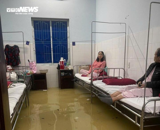 Bệnh viện lớn nhất miền Trung ngập nước, bác sĩ, bệnh nhân bì bõm chạy lũ