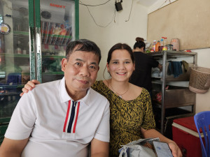 TIN VUI: Viet-bao.de cùng cộng đồng mạng đã giúp cha con ông Lợi và Vivien đoàn tụ