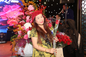 Đừng sống để làm đẹp lòng người khác, hãy sống để không thấy xấu hổ với chính mình.