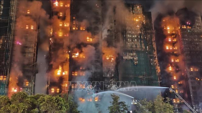 Vụ cháy chung cư ở Hong Kong: Lực lượng chức năng chạy đua cứu nạn