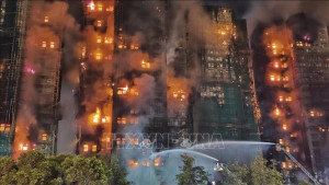 Vụ cháy chung cư ở Hong Kong: Lực lượng chức năng chạy đua cứu nạn