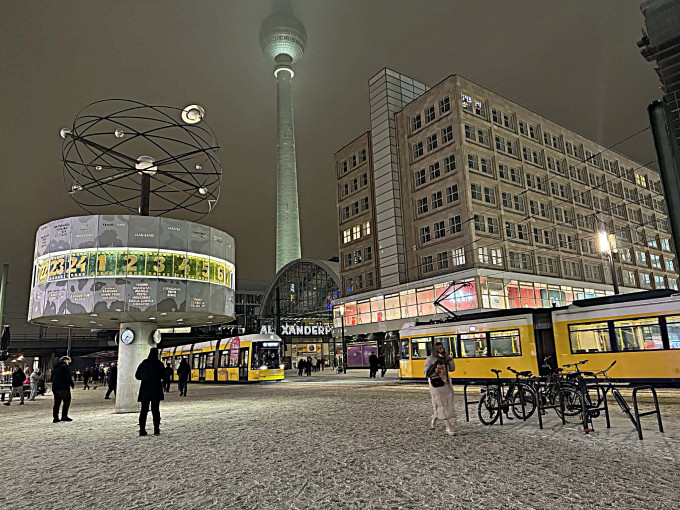 BERLIN SỐC: TP tê liệt vì băng trơn và đình công giao thông - Người dân gánh trọn hậu quả