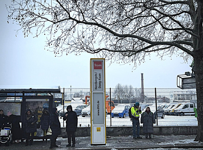 TIN VUI TỪ BERLIN: BẾN TÀU ĐIỆN TRƯỚC CỔNG TTTM ĐỒNG XUÂN CHÍNH THỨC MANG TÊN “HERZBERGSTR. – DONG XUAN”