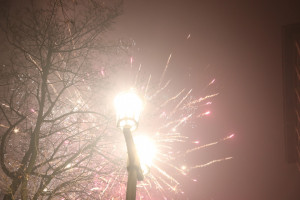 PHÚT ĐÓN GIAO THỪA TẠI BERLIN: HƠN 4.300 CẢNH SÁT LÀM NHIỆM VỤ – TẤN CÔNG LỰC LƯỢNG CHỨC NĂNG – TRÊN 100 NGƯỜI BỊ BẮT GIỮ