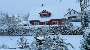 NƯỚC ĐỨC ĐANG ĐỐI MẶT VỚI THỜI TIẾT: Mưa đá, tuyết và gió lạnh ảnh hưởng nghiêm trọng đến giao thông và người dân