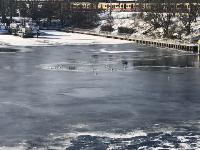 BERLIN: Nhiệt độ tăng, chính quyền cảnh báo dân không đi trên mặt hồ vì không an toàn