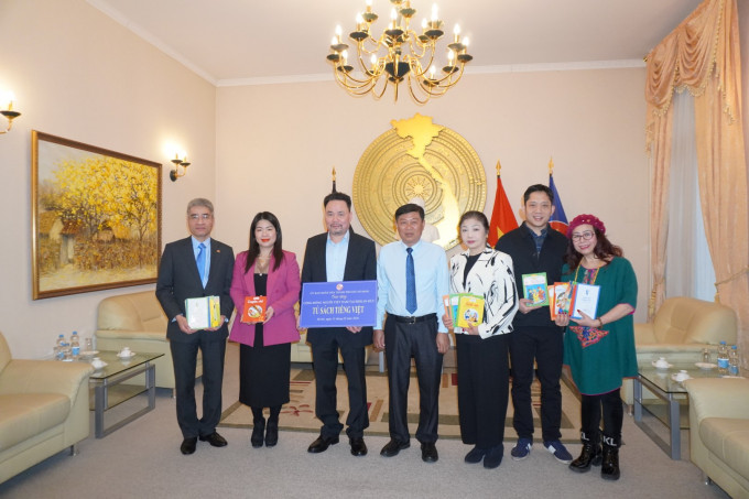 ĐOÀN NGHỆ SĨ TPHCM TRAO ´TỦ SÁCH NHỎ´ CHO LHHNV CHLB ĐỨC TẠI ĐẠI SỨ QUÁN VN