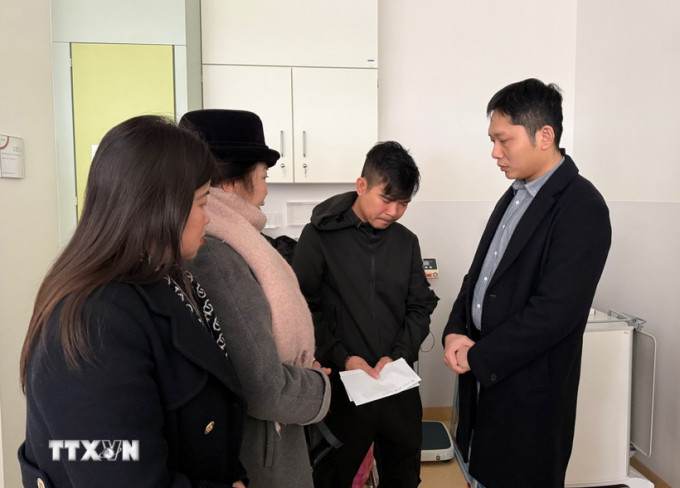 Đại sứ quán Việt Nam tại Đức thăm hỏi gia đình nạn nhân vụ cháy tại Berlin