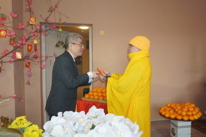 ĐẠI SỨ NGUYỄN ĐẮC THÀNH THĂM CHÙA PHỔ ĐÀ BERLIN NHÂN DỊP TẾT BÍNH NGỌ