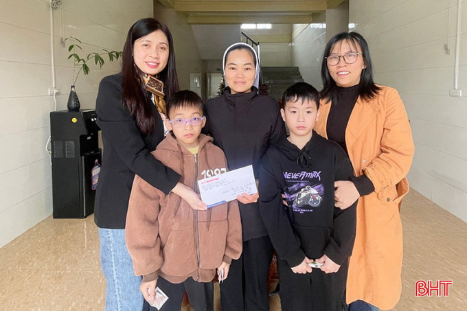 Hội Phụ nữ Hà Tĩnh tại Đức tặng quà tết cho các hoàn cảnh khó khăn