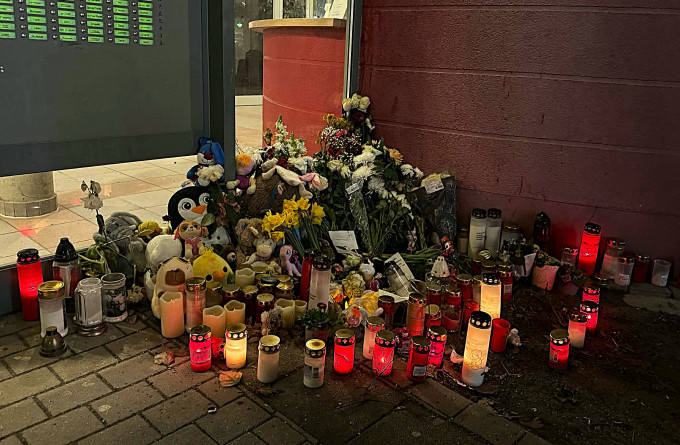 Cư dân đặt hoa nến tiễn biệt người mẹ trẻ và hai con nhỏ thiệt mạng trong vụ cháy chung cư ở Berlin