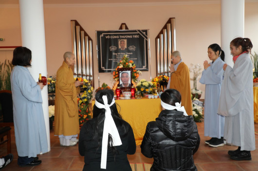 ALBUM: KIỀU BÀO DỰ TANG LỄ ÔNG VŨ ĐỨC THÀNH TẠI BERLIN