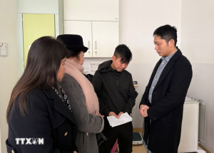 Đại sứ quán Việt Nam tại Đức thăm hỏi gia đình nạn nhân vụ cháy tại Berlin