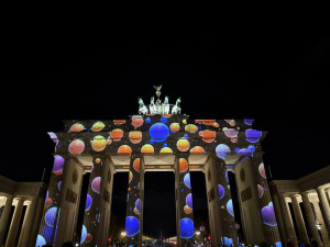 Chống bạo lực đối với phụ nữ: “One Billion Rising” – Đại nhảy bất bại tại Brandenburg Gate Berlin