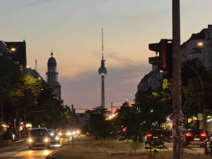 TIN SỐC BERLIN: Bốn thiếu niên tham gia vào vụ đẩy người đàn ông ngã cầu thang