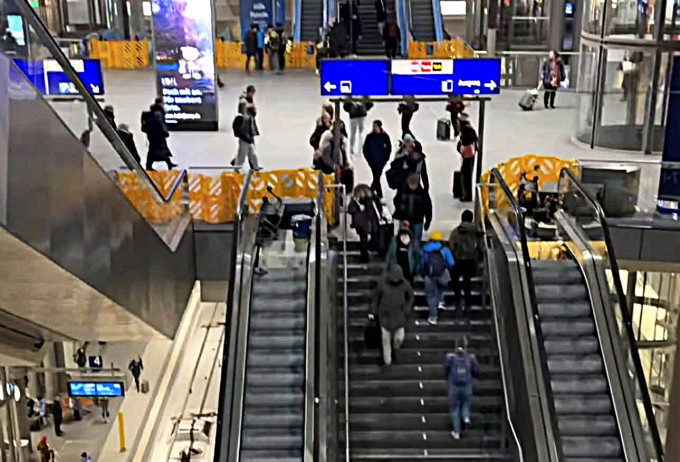 BERLIN: Thang cuốn hỏng, thang máy chậm; Ga Trung tâm Berlin thành ´cơn ác mộng´ với các gia đình