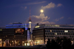 Bi kịch ở Marzahn-Hellersdorf Berlin: Bé trai 4 tuổi tử vong sau cú rơi từ tầng 15