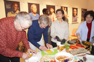 ALBUM: Dong Ban Ja hướng dẫn cách làm Bún Nem Việt tới đồng nghiệp "International"