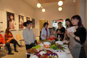 CÙNG DONG BAN JA GIỚI THIỆU “BÚN NEM VIỆT“ TỚI BẠN BÈ "INTERNATINONAL"