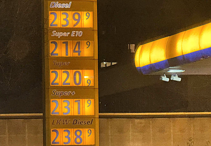 ĐỨC: Sức ép tăng giá xăng dầu; Chính phủ tìm lời giải cấp bách