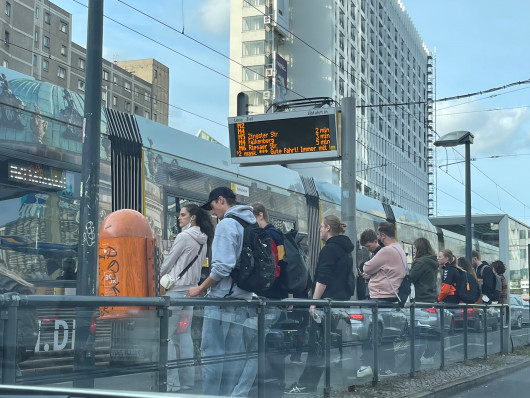 Giá xăng tăng: Nội bộ CDU tranh cãi gay gắt về giải pháp hỗ trợ người dân Đức